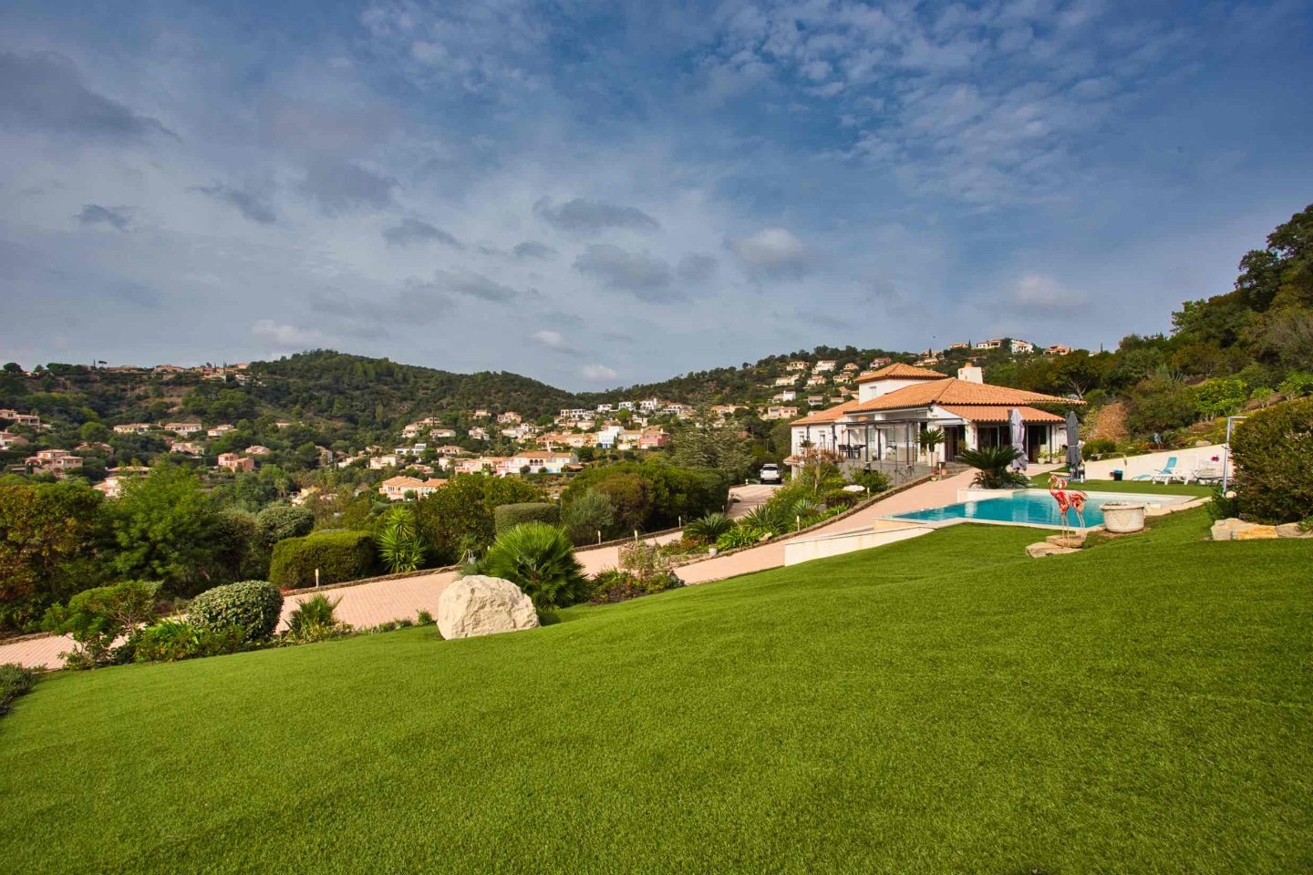 VILLA DE 185M2 SUR 4000M2 DE TERRAIN A VENDRE - ROQUEBRUNE SUR ARGENS - 185 m2 - 1490000 €