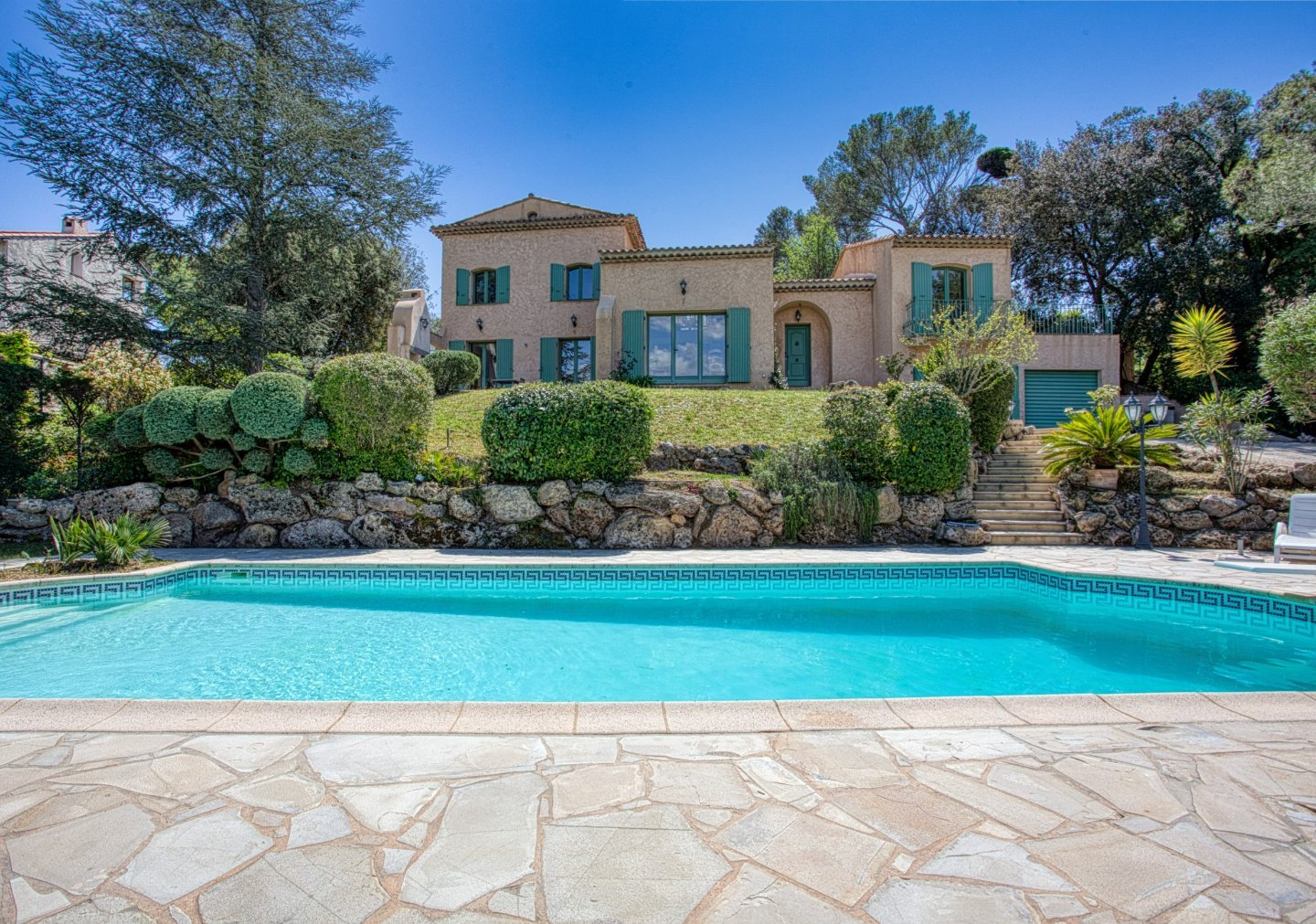 VILLA TRADITIONNELLE - FREJUS - 177 m2 - VENDU