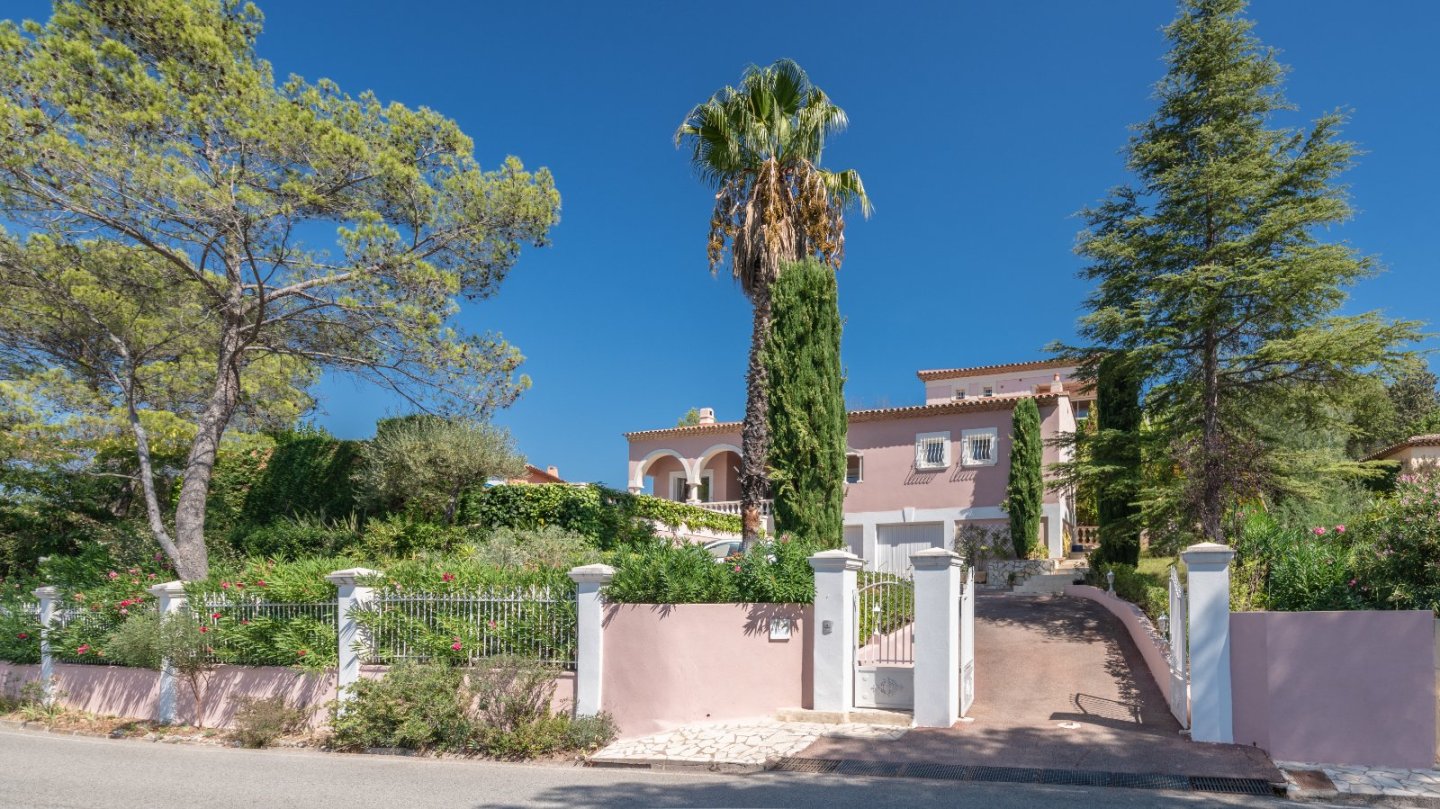 VILLA 8 PIECES AVEC PISCINE A VENDRE - FREJUS - 249 m2 - 1250000 €