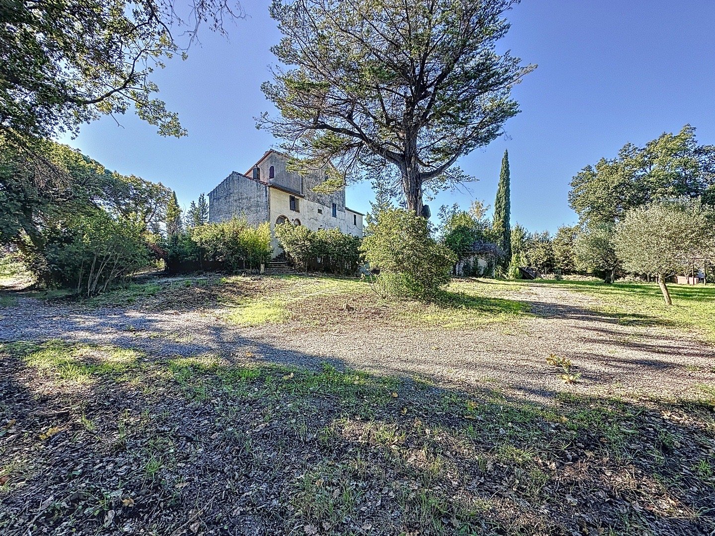 PROPRIETE SUR UN TERRAIN DE 2417M A VENDRE - FREJUS - 260 m2 - 630000€