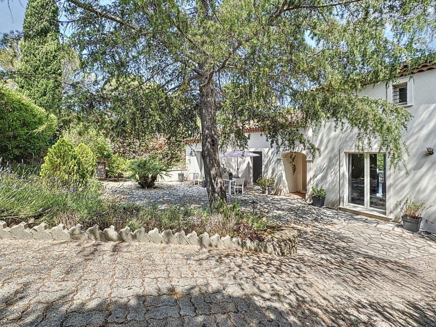 VILLA FOR SALE - ST RAPHAEL - 200 m2 - 990000€