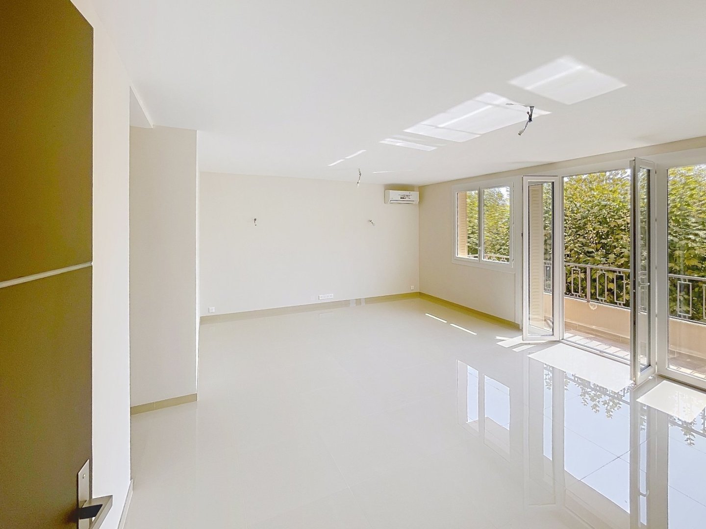APARTMENT 4 ROOMS FOR SALE - FREJUS - 76.1 m2 - 238000€