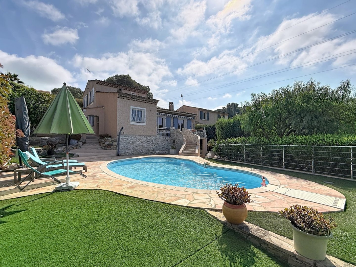 VILLA AVEC PISCINE A VENDRE - FREJUS - 132 m2 - 820 000 &euro;