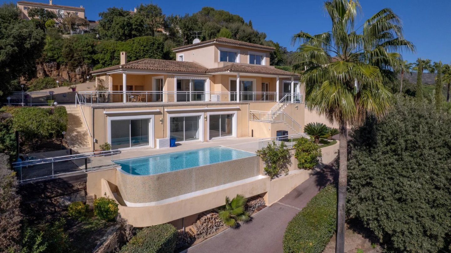 VILLA A VENDRE - ST RAPHAEL Villa contemporaine à Saint-Raphaël - 297 m2 - 1 370 000 &euro;