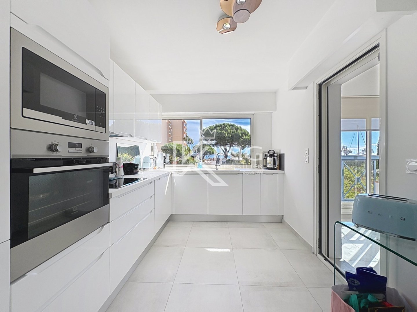 APARTMENT 2 ROOMS FOR SALE - FREJUS - 75.72 m2 - 577000€