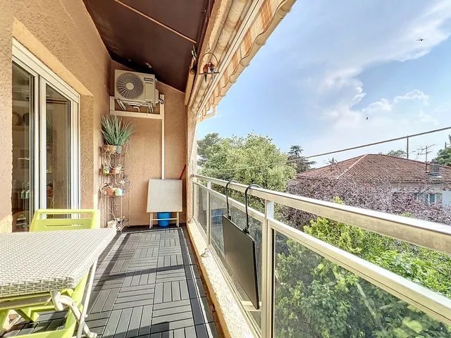 Saint Raphal T2  deux pas du centre-ville