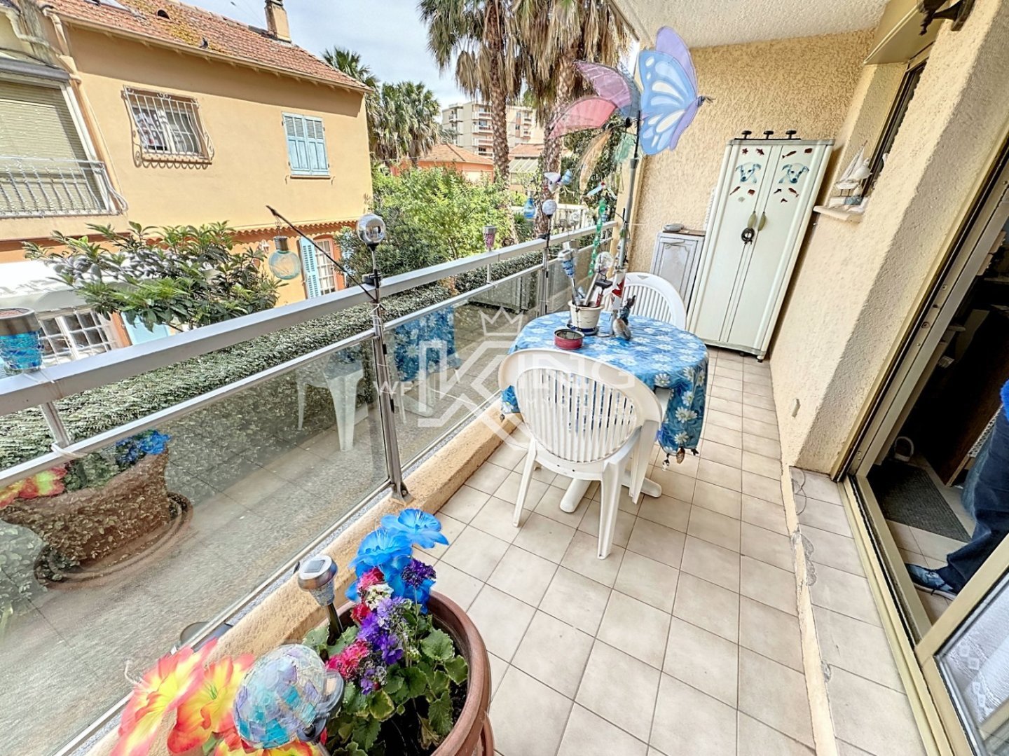 Dans une petite rsidence  deux pas du centre et de la mer jolie 2 pices avec grand balcon et garage