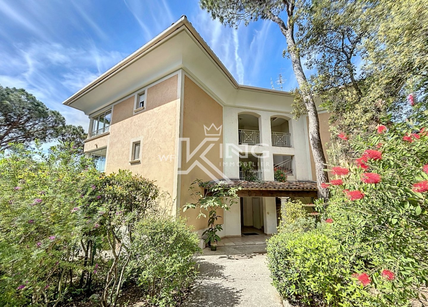 Appartement Type 2  vendre en plein coeur des golfs dans rsidence avec piscine Saint Raphal