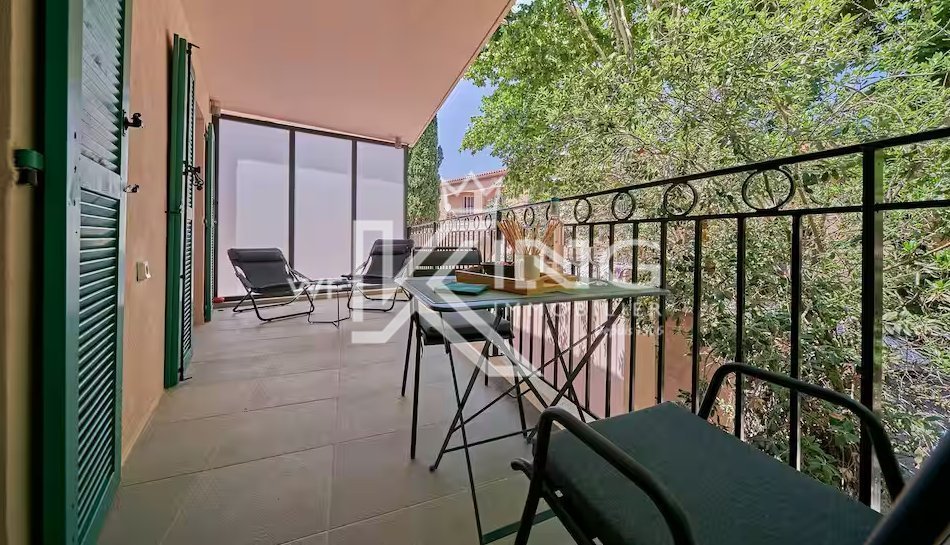 Appartement T2 de 40 m² au cœur de Saint-Tropez, place des Lices.