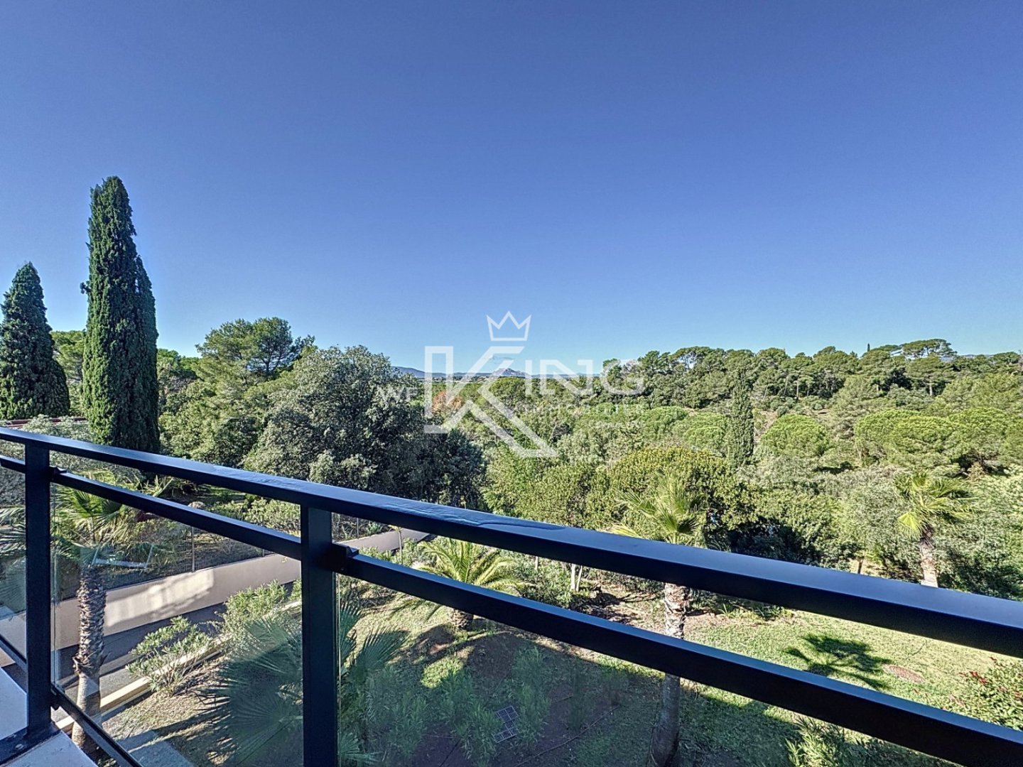 Saint Raphael proche commerce et golf