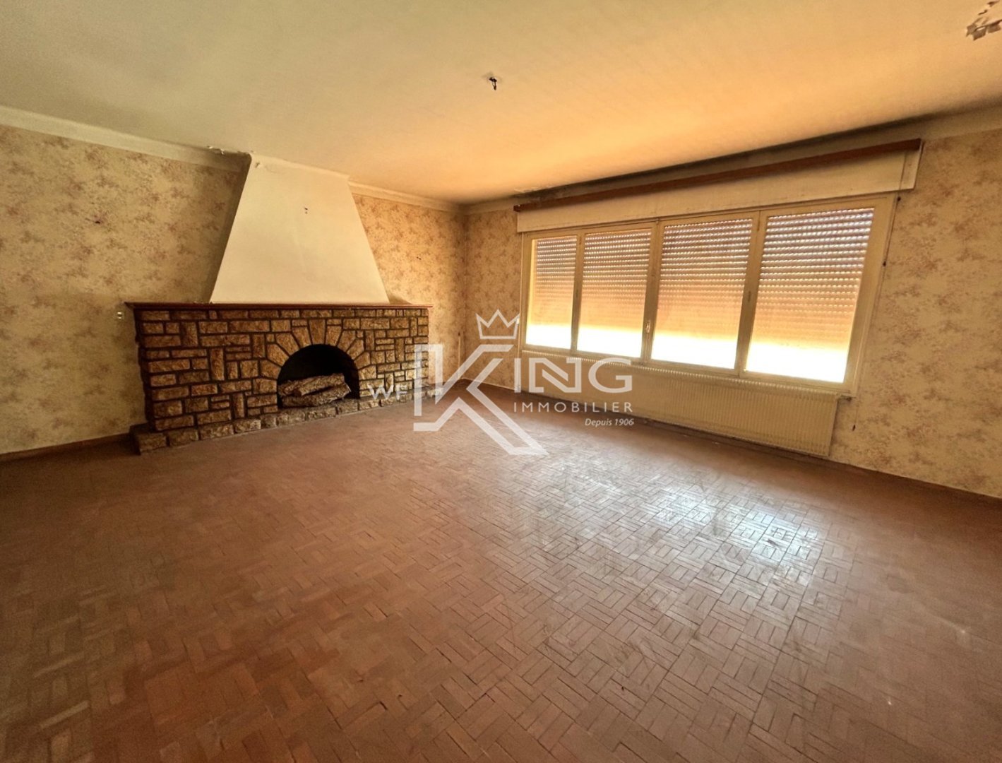 Haut de villa, appartement de 120 m² à rénover entièrement. Absence de parking. Axe bruyant