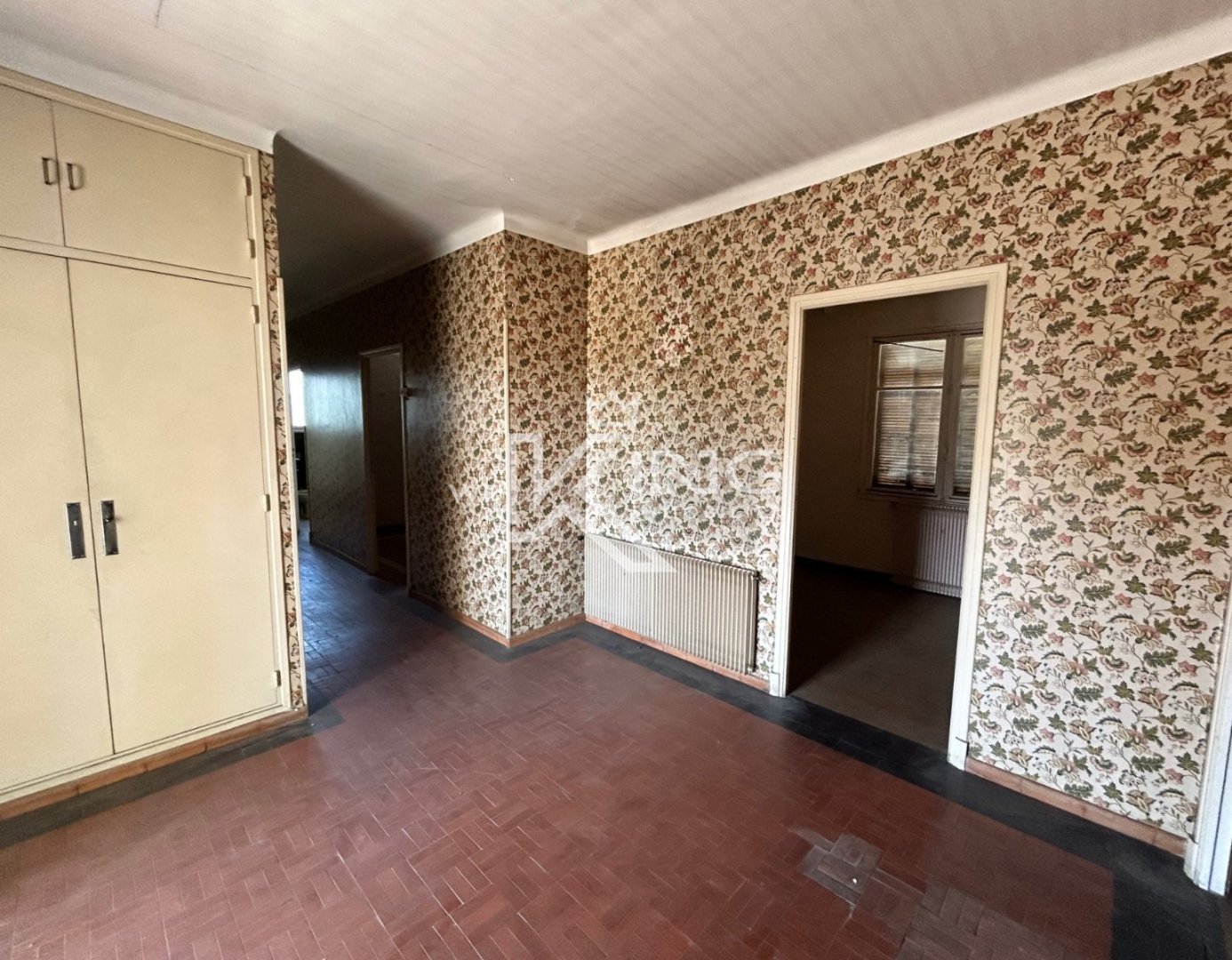 Haut de villa, appartement de 120 m² à rénover entièrement. Absence de parking. Axe bruyant