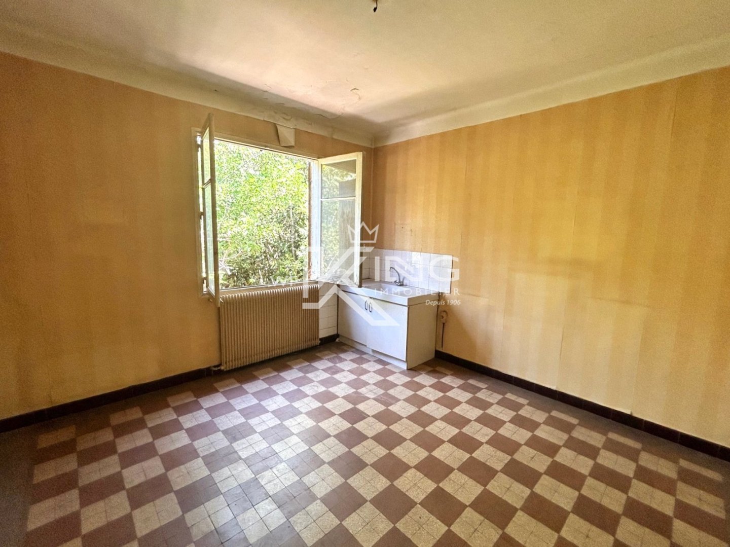 Haut de villa, appartement de 120 m² à rénover entièrement. Absence de parking. Axe bruyant