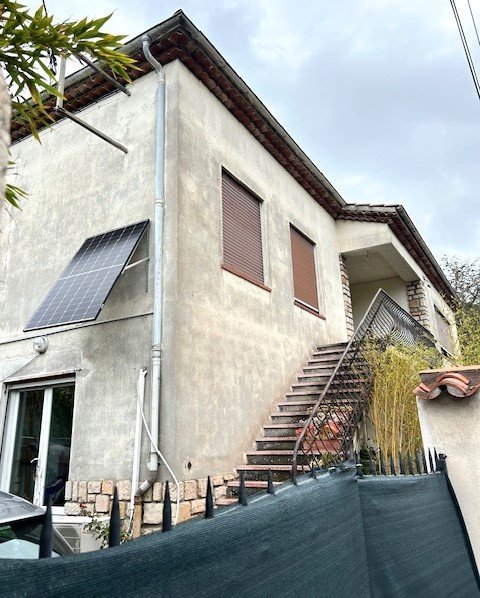 Haut de villa, appartement de 120 m² à rénover entièrement. Absence de parking. Axe bruyant