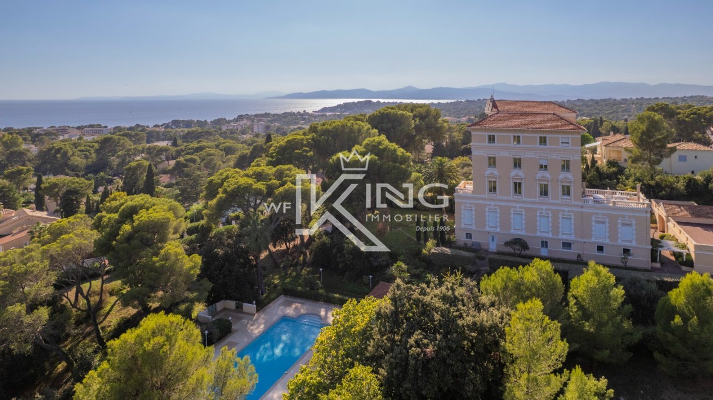 Saint Raphael appartement de prestige de 295 m² avec accès privé par ascenseur. pleine vue mer et triple garages