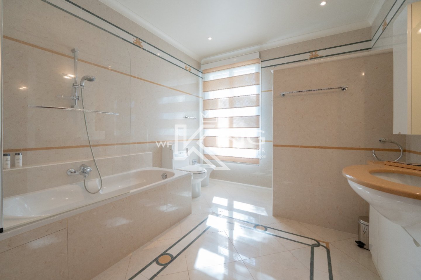 Saint Raphael appartement de prestige de 295 m² avec accès privé par ascenseur. pleine vue mer et triple garages